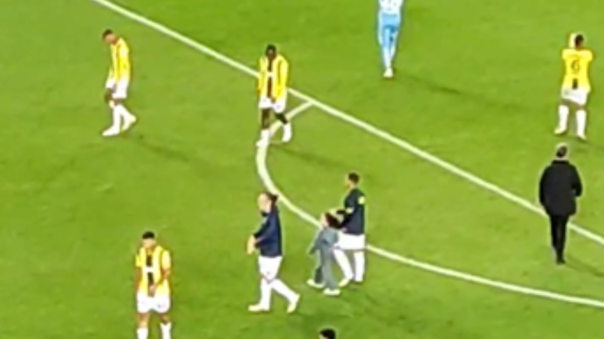 Fenerbahçe taraftarından Osayi Samuel’e sevgi gösterisi