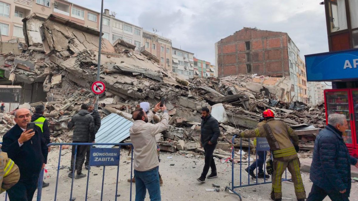 İstanbul Güngören’de bina çöktü