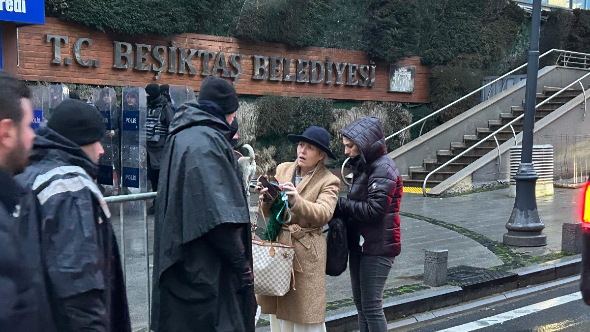 İstanbul Beşiktaş Belediyesi önünde güvenlik önlemi