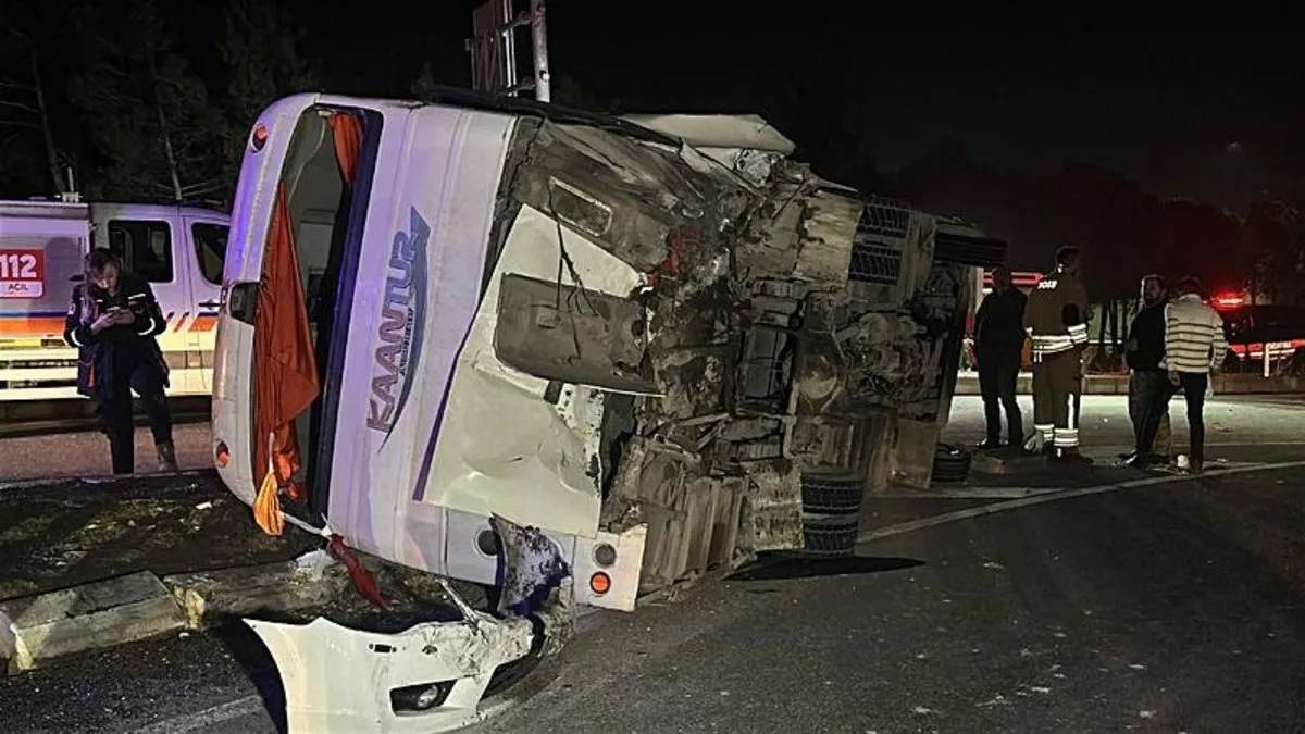 Uşak’ta otomobil ile işçi servisi çarpıştı: 28 yaralı