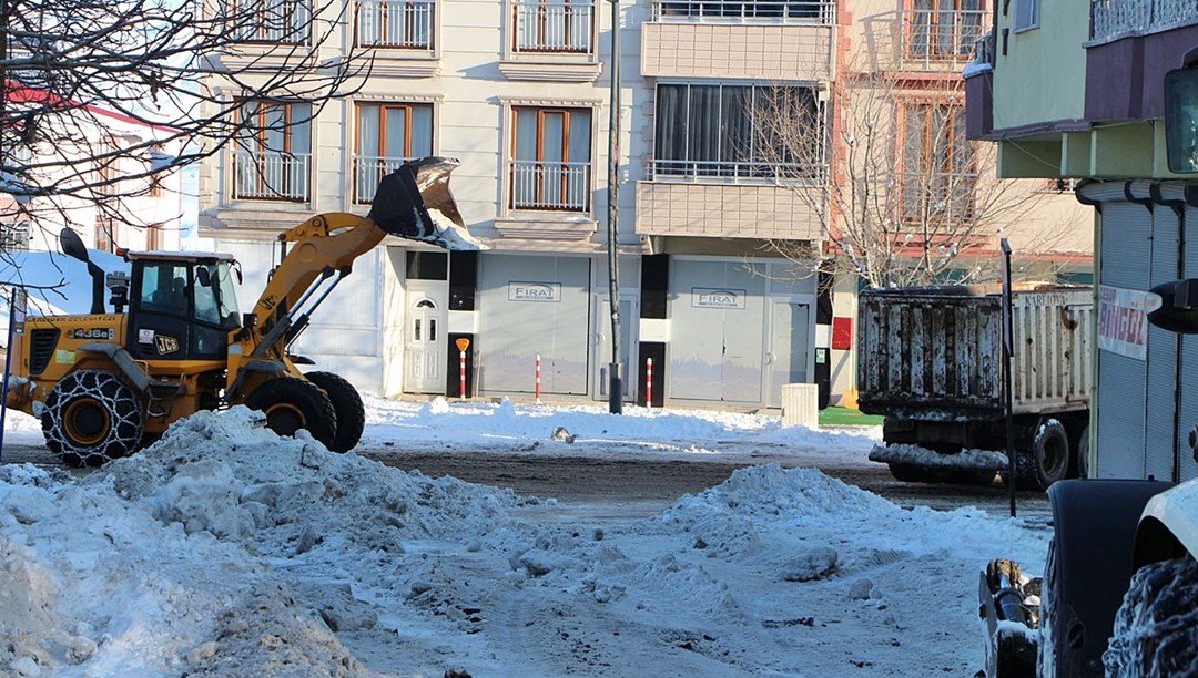 Bingöl Karlıova’da biriken kar, kamyonlarla taşınıyor